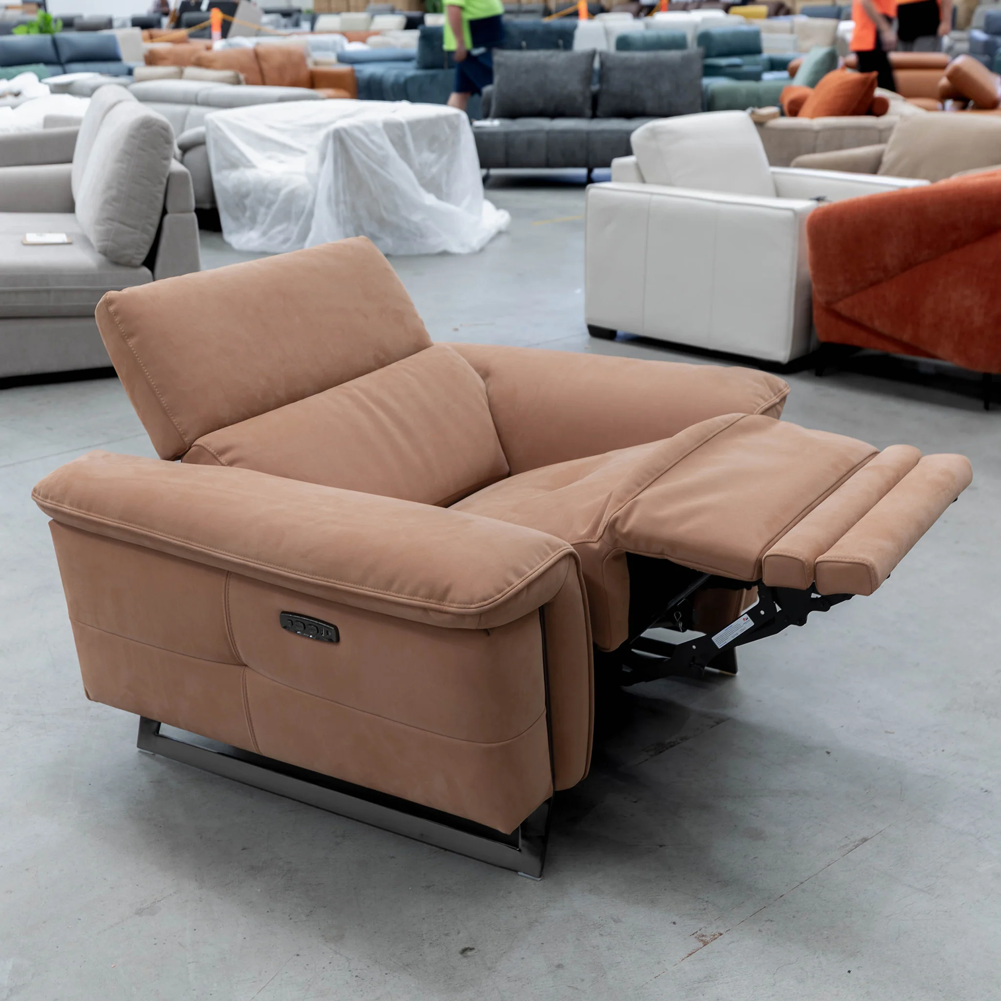 RS-B0422-PR Dual motor single recliner - Rust - Floor Stock - Image 4