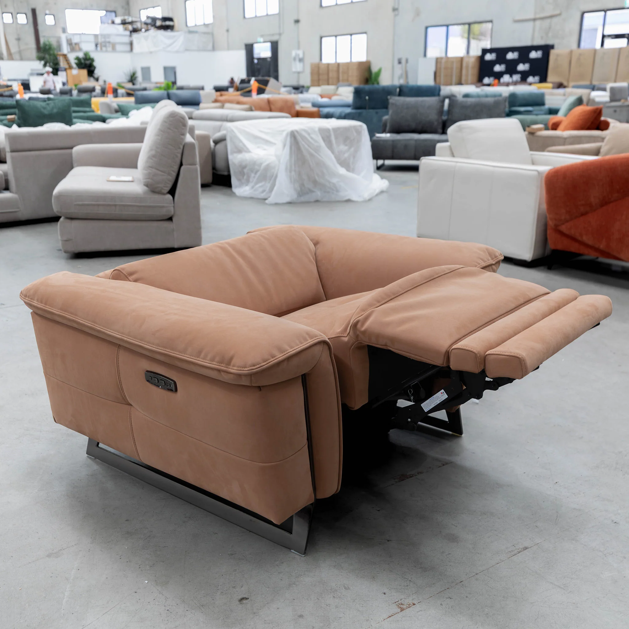 RS-B0422-PR Dual motor single recliner - Rust - Floor Stock - Image 5